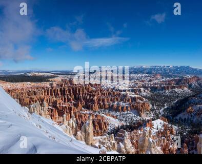 Vue sur le roc formation Amphitheater, paysage rocailleux enneigé avec des zoos en hiver, inspiration point, parc national de Bryce Canyon, Utah, États-Unis Banque D'Images