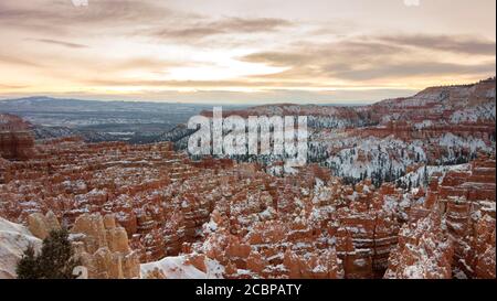 Amphithéâtre Rock formation au lever du soleil, paysage rocheux étrange et enneigé avec des zoos en hiver, Rim Trail, parc national de Bryce Canyon, Utah, États-Unis Banque D'Images