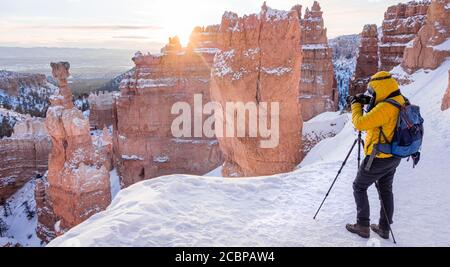 Tourisme prenant des photos, formation de roche Thors Hammer, lumière du matin, lever du soleil, paysage rocheux étrange avec des zoos en hiver, Navajo Loop Trail Banque D'Images