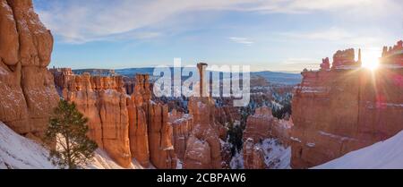 Rock formation Thors Hammer au lever du soleil avec une étoile du soleil, paysage rocheux étrange avec des zoos en hiver, Navajo Loop Trail, Bryce Canyon National Banque D'Images