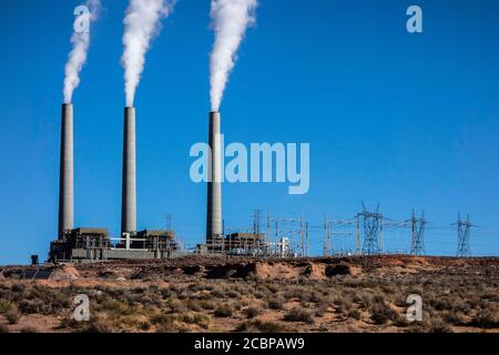 Évents à vapeur, centrale de Salt River Navajo, centrale au charbon avec trois cheminées, page, Arizona, États-Unis Banque D'Images