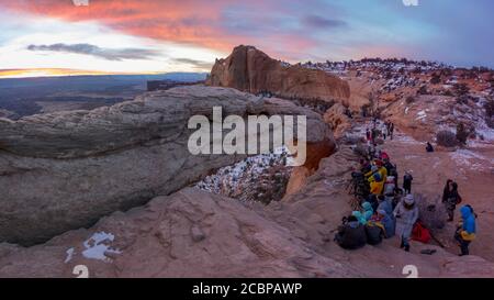 Arch Mesa Arch au lever du soleil, de nombreux photographes et touristes, Colorado River Canyon, à Grand View point Trail, Island in the Sky, Canyonlands National Banque D'Images