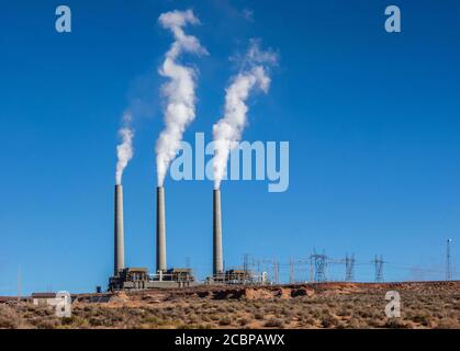 Évents à vapeur, centrale de Salt River Navajo, centrale au charbon avec trois cheminées, page, Arizona, États-Unis Banque D'Images