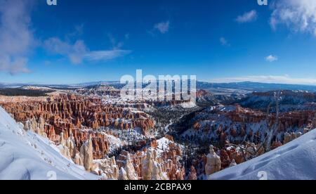 Vue sur le roc formation Amphitheater, paysage rocailleux enneigé avec des zoos en hiver, inspiration point, parc national de Bryce Canyon, Utah, États-Unis Banque D'Images