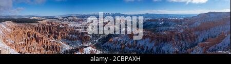 Vue sur le roc formation Amphitheater, paysage rocailleux enneigé avec des zoos en hiver, inspiration point, parc national de Bryce Canyon, Utah, États-Unis Banque D'Images