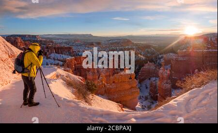 Tourisme prenant des photos, formation de roche Thors Hammer, lumière du matin, lever du soleil, paysage rocheux étrange avec des zoos en hiver, Navajo Loop Trail Banque D'Images