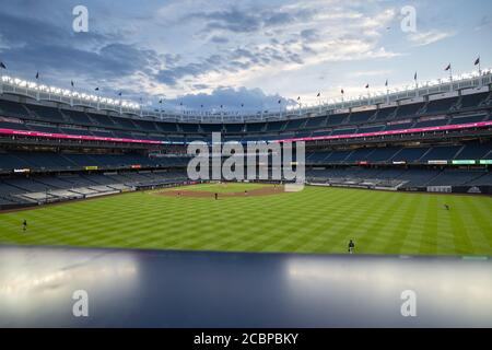 Bronx, États-Unis. 14 août 2020. Boston Red Sox est sur le terrain dans le deuxième repas contre les New York Yankees au Yankee Stadium le vendredi 14 août 2020 à New York City. Photo de Corey Sipkin/UPI crédit: UPI/Alay Live News Banque D'Images