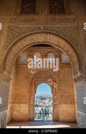 Vue sur le quartier Albayzin à travers des fenêtres décorées avec des arabesques, Torre de Ismail, Palacio de Generalife, Grenade, Andalousie, Espagne Banque D'Images