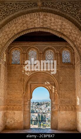 Vue sur le quartier Albayzin à travers des fenêtres voûtées décorées avec des arabesques, Torre de Ismail, Palacio de Generalife, Grenade, Andalousie, Espagne Banque D'Images