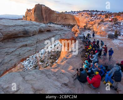 Arch Mesa Arch au lever du soleil, de nombreux photographes et touristes, Colorado River Canyon, à Grand View point Trail, Island in the Sky, Canyonlands National Banque D'Images