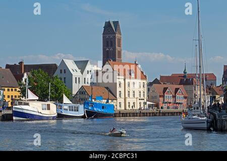 Port et tour de la Marienkirche, Wismar, Mecklembourg-Poméranie occidentale, Allemagne Banque D'Images