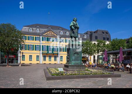 Monument Beethoven et bureau de poste principal, ancien Palais Fuerstenbergisches sur Muensterplatz, Bonn, Rhénanie-du-Nord-Westphalie, Allemagne Banque D'Images