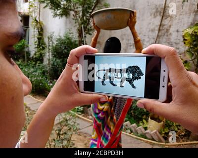 DISTRICT KATNI, INDE - 28 MAI 2020: Make in india, Indian Government Scheme for country people presenté on mobile screen by asian lady. Banque D'Images