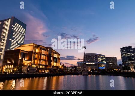 Vue sur la ligne d'horizon moderne à Minato Mirai, Yokohama pendant le coucher du soleil en face du front de mer. Orientation paysage. Banque D'Images