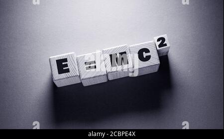 E = mc 2 Mot écrit sur des cubes en bois Banque D'Images