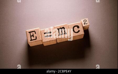 E = mc 2 Mot écrit sur des cubes en bois Banque D'Images
