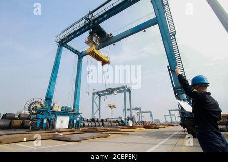 Pékin, Chine. 16 juillet 2020. Un travailleur surveille le transfert des tôles d'acier au port terrestre international de Handan dans la province de Hebei, au nord de la Chine, le 16 juillet 2020. Credit: Li Hao/Xinhua/Alay Live News Banque D'Images