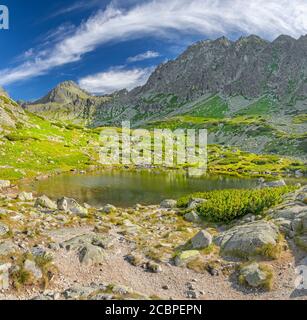 High Tatras - Slovaquie - le regard vers le lac Pleso nad Skodom à Mlynicka dolina et les pics Predna Bašta, Satan et Strbsky stit. Banque D'Images