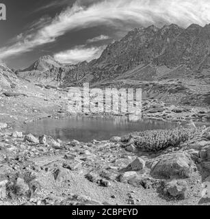 High Tatras - Slovaquie - le regard vers le lac Pleso nad Skodom à Mlynicka dolina et les pics Predna Bašta, Satan et Strbsky stit. Banque D'Images