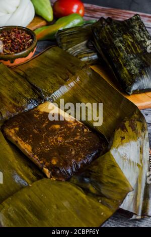 Tamal de Oaxaca appelé tamales Oaxaqueños est un plat mexicain traditionnel fait avec de la pâte de maïs, du poulet ou du porc enveloppé dans une feuille de banane au Mexique Banque D'Images