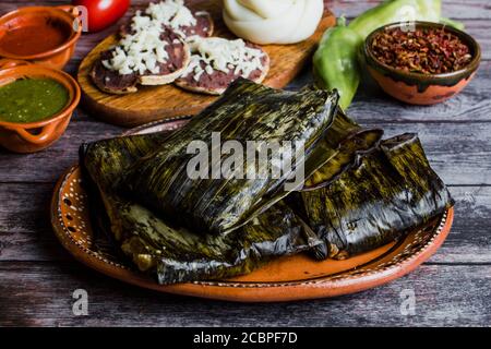Tamal de Oaxaca appelé tamales Oaxaqueños est un plat mexicain traditionnel fait avec de la pâte de maïs, du poulet ou du porc enveloppé dans une feuille de banane au Mexique Banque D'Images