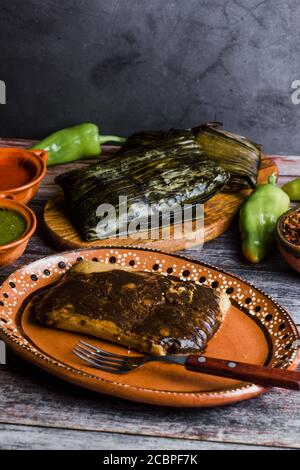 Tamal de Oaxaca appelé tamales Oaxaqueños est un plat mexicain traditionnel fait avec de la pâte de maïs, du poulet ou du porc enveloppé dans une feuille de banane au Mexique Banque D'Images