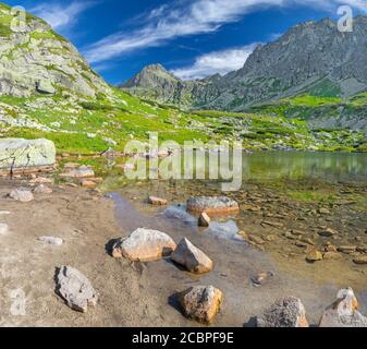 High Tatras - Slovaquie - le regard vers le lac Pleso nad Skodom à Mlynicka dolina et les pics Predna Bašta, Satan et Strbsky stit. Banque D'Images