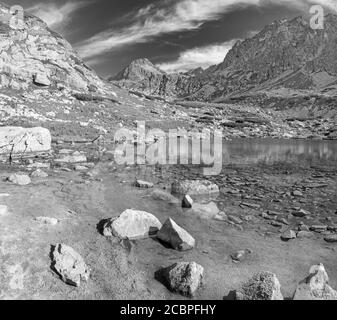 High Tatras - Slovaquie - le regard vers le lac Pleso nad Skodom à Mlynicka dolina et les pics Predna Bašta, Satan et Strbsky stit. Banque D'Images