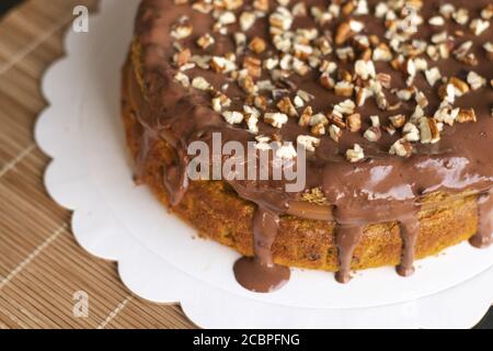 Gros plan d'un délicieux gâteau au chocolat parsemé de noix Banque D'Images