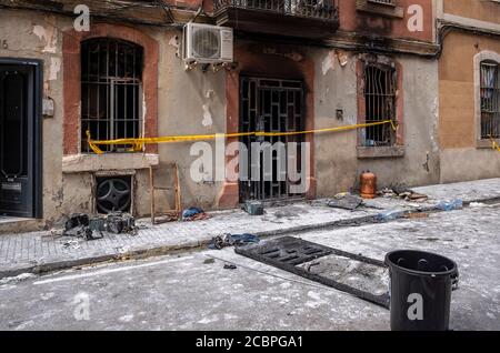 Barcelone, Espagne. 14 août 2020. Vue sur un bâtiment qui a été détruit par l'incendie.trois personnes de la communauté pakistanaise sont mortes après un incendie déclaré dans la maison dans laquelle elles vivaient. Le feu a éclaté ce matin dans l'un des étages inférieurs d'un bâtiment dans un quartier populaire de Barceloneta quand une des batteries de pédicab a brûlé pendant la charge. Les pédicabs sont des scies électriques pour emmener les touristes autour de la ville. Crédit : SOPA Images Limited/Alamy Live News Banque D'Images