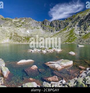 High Tatras - Slovaquie - le regard au lac de Capie pleso à Mlynicka dolina. Banque D'Images