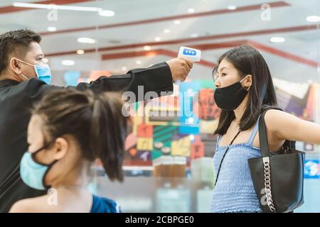 KANCHANABURI, THAÏLANDE-JUILLET 11,2020:tous les clients doivent vérifier la température et se laver les mains avec du gel d'alcool avant de faire leurs achats pour éviter Coronavi Banque D'Images