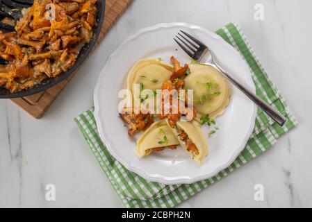 Raviolis italiens faits maison avec chanterelles fraîches grillées Banque D'Images