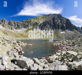 High Tatras - Slovaquie - le regard au lac de Capie pleso avec les pics Strbsky stit. Banque D'Images