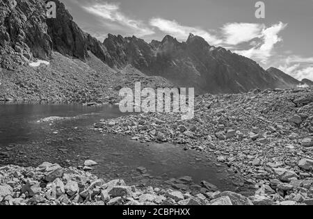 High Tatras - Slovaquie - le regard au lac de Capie pleso avec le sommet de Satan en arrière-plan. Banque D'Images