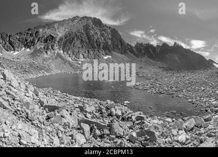 High Tatras - Slovaquie - le regard au lac de Capie pleso avec les pics Strbsky stit et Satan. Banque D'Images