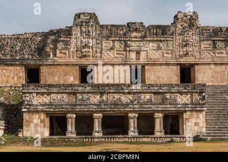 Le bâtiment nord du Nunnery Quadrangle dans les ruines mayas préhispanique d'Uxmal, au Mexique, avec l'un de ses temples associés devant. Banque D'Images