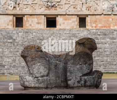 Le trône de la Jaguar devant le Palais du Gouverneur dans les ruines de la ville maya d'Uxmal à Yucatan, au Mexique. Ville préhispanique d'Uxma Banque D'Images