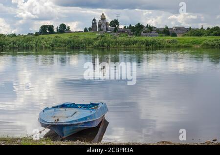 Transfiguration église en bois dans le village de Turchasovo sur la rivière Onega. Russie, région d'Arkhangelsk, district d'Onezhsky Banque D'Images