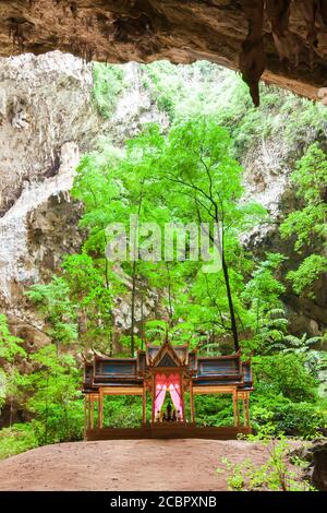 Pavillon ancien pittoresque à l'intérieur d'une grotte cachée, grotte de Phraya Nakhon, attractions touristiques près de Hua Hin, Thaïlande. Banque D'Images