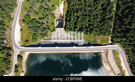 Photo aérienne d'un beau paysage près d'un barrage Bulgarie Banque D'Images