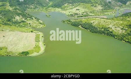 Photo aérienne d'un beau paysage avec une grande rivière près du barrage de Pchelina, Bulgarie Banque D'Images