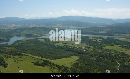 Photo aérienne d'un beau paysage avec une grande rivière à Lobosh (Pchelina) barrage, Bulgarie Banque D'Images