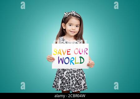 Sauver le monde sauver la vie sauver la planète, l'écosystème, la vie verte concept. Petite fille mignonne avec signe coloré sauver notre monde avec la couleur verte Banque D'Images