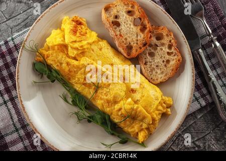 Omelette française fraîche avec légumes frais. Plats végétariens Banque D'Images