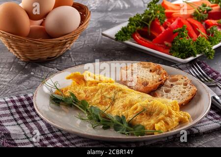 Omelette française fraîche avec légumes frais. Plats végétariens Banque D'Images