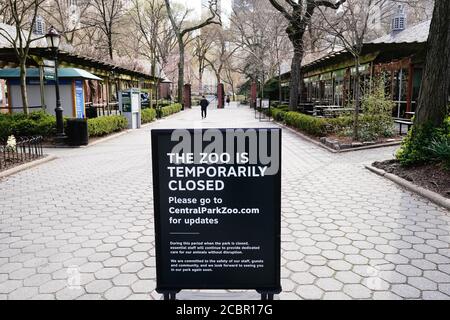 Un panneau à l'extérieur du zoo de Central Park informant les gens de la fermeture temporaire du parc en raison de Covid-19.le zoo de Central Park est temporairement fermé au public en raison de la pandémie de Covid-19 (coronavirus). Banque D'Images