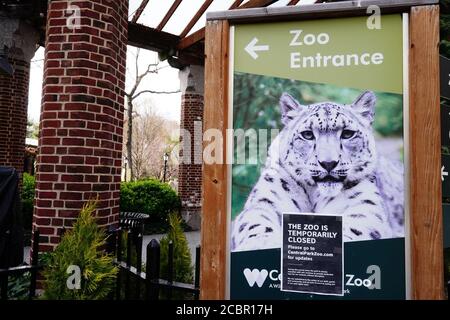 Un panneau à l'extérieur du zoo de Central Park informant les gens de la fermeture temporaire du parc en raison de Covid-19.le zoo de Central Park est temporairement fermé au public en raison de la pandémie de Covid-19 (coronavirus). Banque D'Images