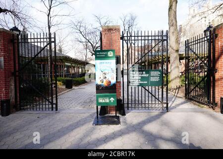 Un panneau à l'extérieur du zoo de Central Park informant les gens de la fermeture temporaire du parc en raison de Covid-19.le zoo de Central Park est temporairement fermé au public en raison de la pandémie de Covid-19 (coronavirus). Banque D'Images