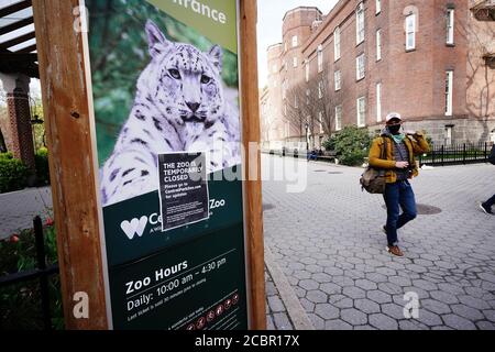 Un panneau à l'extérieur du zoo de Central Park informant les gens de la fermeture temporaire du parc en raison de Covid-19.le zoo de Central Park est temporairement fermé au public en raison de la pandémie de Covid-19 (coronavirus). Banque D'Images